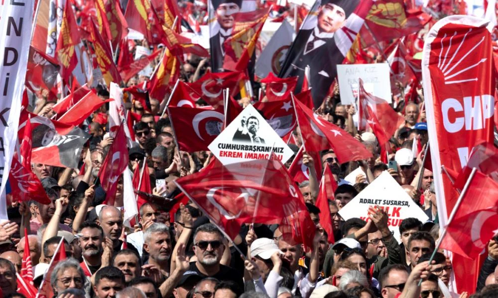 Λαοθάλασσα υπέρ του Ιμάμογλου στην Κωνσταντινούπολη (βίντεο)